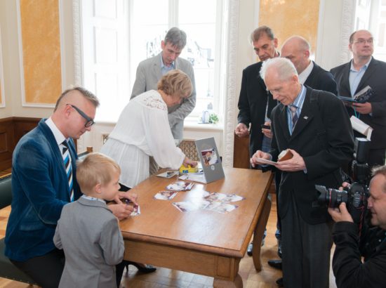 Eesti Pank ja Eesti Post esitlesid iseseisvuse taastamise 25. aastapäevale pühendatud mündivoldikut ja tervikasja